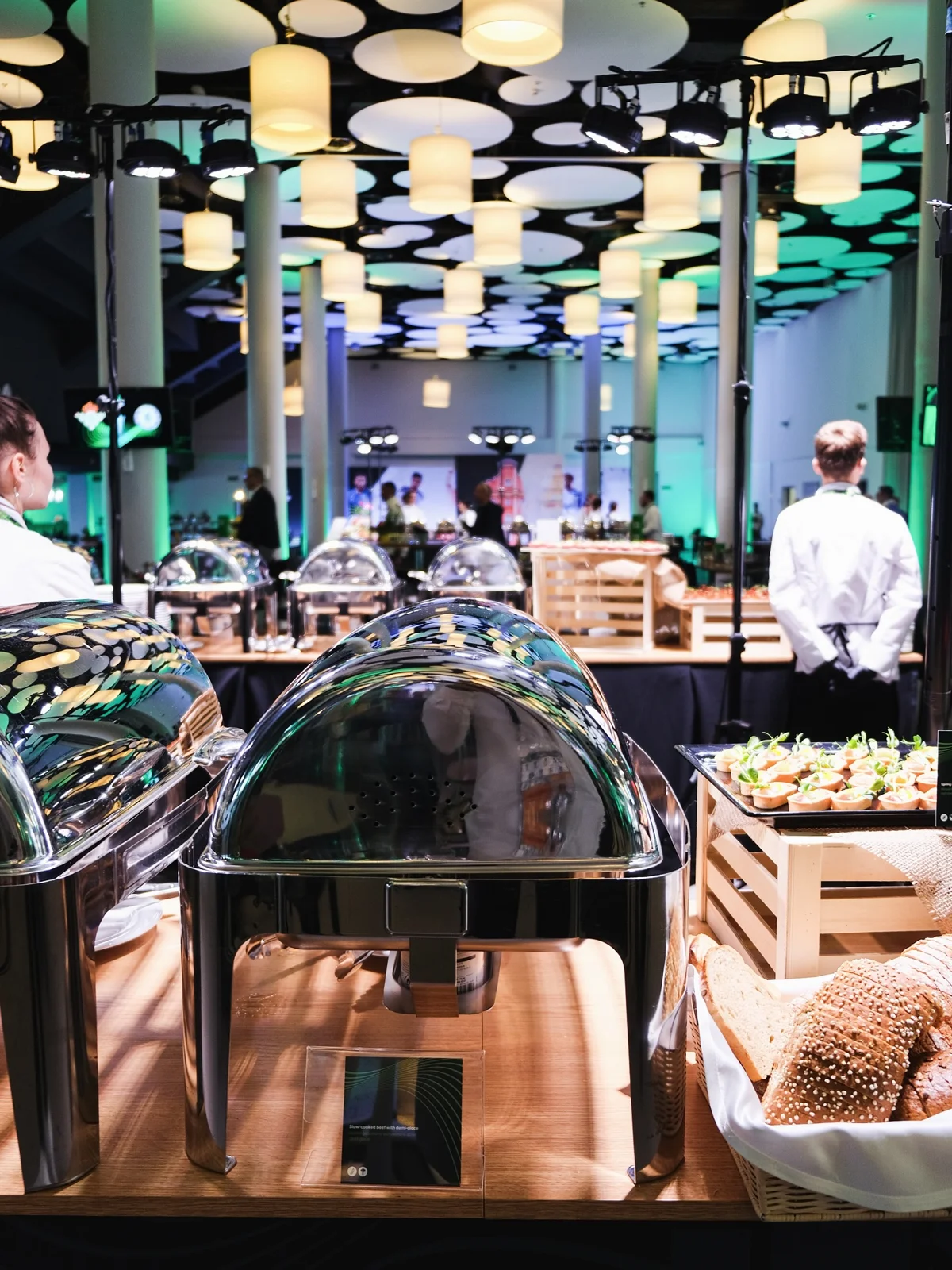 Rzeczywiste wnętrze strefy gastronomicznej VIP na stadionie